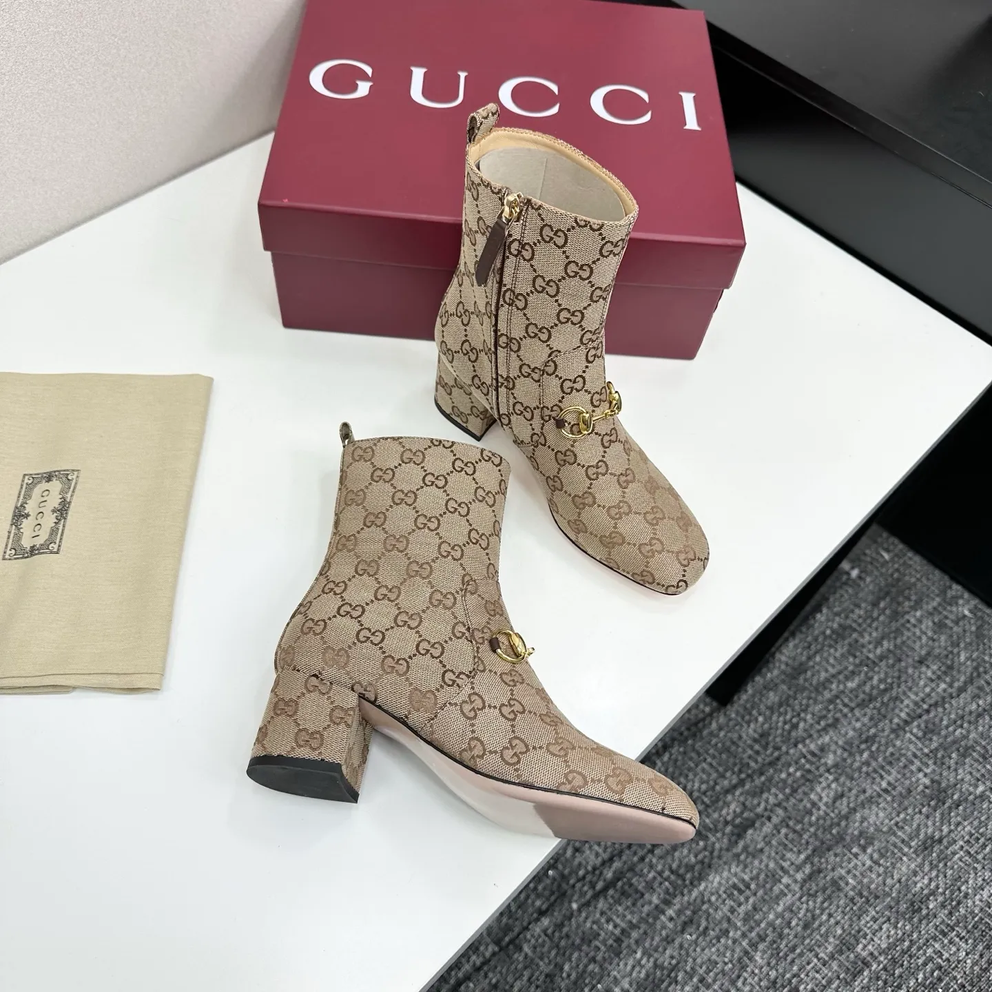 👟👟Ex-factory price 740👟👟 Gucci Gucci 2025G new autumn and winter classic horsebit thick heel short boots. The main series is finally available, and the products are worth looking forward to! Original classics create new designs ✨ Purchasing agent level! Full of high-end feel! A favorite among bloggers at home and abroad, it is retro and fashionable, easy to wear and looks great on your feet! Mainly recommended by the official website, new colors are constantly updated 🆕 ▪️Upper: original calfskin/cloth ▪️Inner lining: imported sheepskin ▪️Outsole: Italian leather outsole ▪️Heel height: 3.5cm ▪️Shoe size: 35-39 (40.41.42 can be customized)